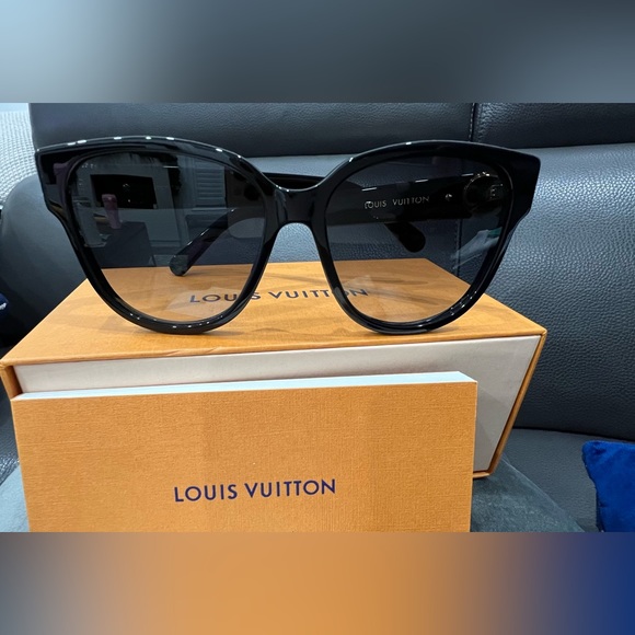 Authentic Louis Vuitton Oversized Sunglasses - Picture 8 of 16